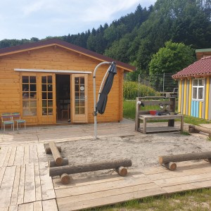 Hütte mit Sandkasten