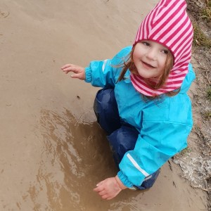 Mädchen in Pfütze