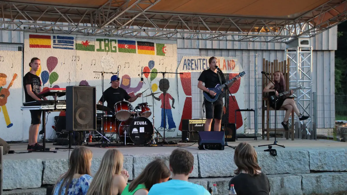 Die Band Crazy Cupcakes begeisterte bereits mehrfach und gewann den Publikumspreis beim Bandcontest der Musikschule Südschwarzwald 2023. Gemeinsam mit den beiden anderen Rock-Bands der Musikschule gaben sie am Mittwoch ein Konzert im Abenteuerland. Von links: Samuel Saurer (Keyboards), Valentin Dörr (Drums), Luis Marx (Gitarre und Gesang) und Liriel Würth (Bass).Foto: Yvonne Würth
