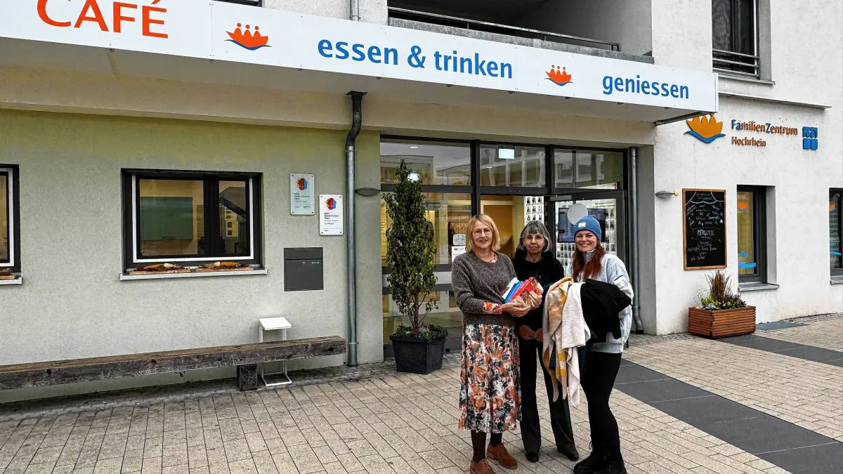 Marion Dieckmann und Ulla Hahn vom Familienzentrum und Initiatorin Cythia Beck (von links) freuen sich auf den Kleidertauschmarkt in Lauchringen.Foto: Holzwarth, Sandra
