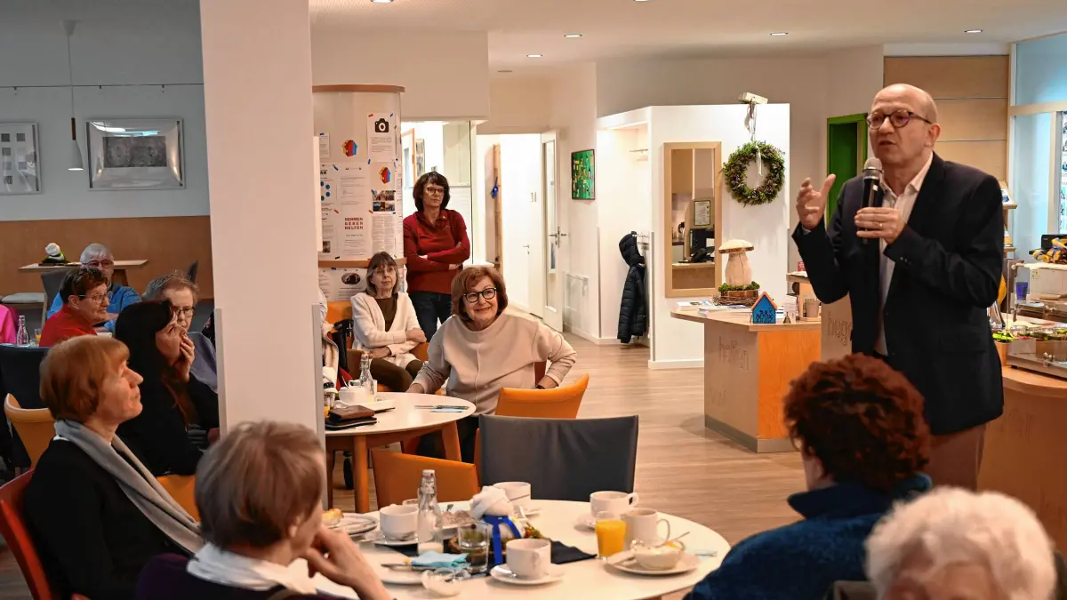 Über Handy- und Geschwindigkeitsverstöße vor Gericht referierte Johannes Daun, Vizepräsident des Landgerichtes Waldshut-Tiengen, beim Frauen-/Männerfrühstück im Familienzentrum.Foto: Herbert Schnäbele