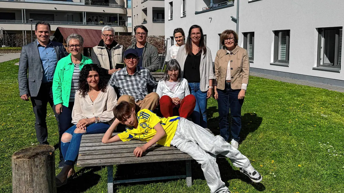 Die Orga-Gruppe rund um die Pilgerwanderung des Familienzentrums: Hohentengens Bürgermeister Jürgen Wiener (hinten, von links), Luitgard Schütterle, Wolfgang Spitznagel, René Manthey, Christine Weißenberger, Anne Wendler, Elisabeth Kaiser. Vorn, von links: Rita Cafararo, Andreas Schupp, Ulla Hahn und vorn Bela Manthey.Foto: Sandra Holzwarth