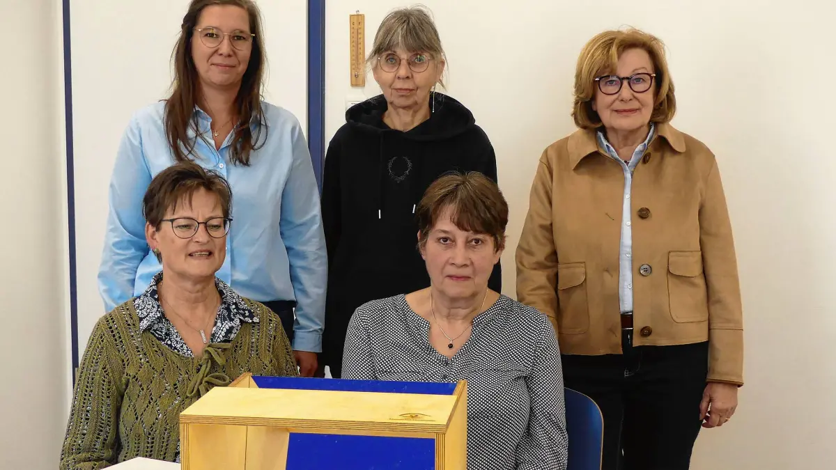Sie wollen im Familienzentrum Lauchringen gemeinsam mit dem Pflegestützpunkt des Landratsamts Waldshut einen Demenzparcours für pflegende Angehörige, Interessierte oder Menschen, die mit Demenzkranken zu tun haben, anbieten. Im Bild eine der Boxen. Vorn, von links: Ursula Kramm und Daniela Roters sowie (hinten, von links) Anne Wendler, Ulla Hahn und Elisabeth Kaiser. | Bild: Susanne Schleinzer-Bilal