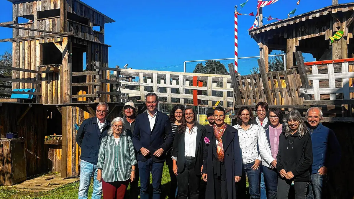 Die Bundestagsabgeordneten Felix Schreiner (Vierter von links) und Rita Schwarzelühr-Sutter (Sechste von links) informierten sich über die Arbeit des Abenteuerlands. Leiterin Ulla Hahn (Zweite von rechts) gab einen Einblick. Foto: Büro Schwarzelühr Sutter | Bild: Büro Schwarzelühr Sutter